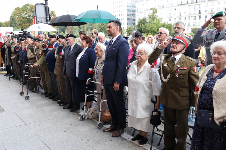 Obchody 81. rocznicy zdobycia PAST-y podczas Powstania Warszawskiego. Czwarty od prawej Szef UdsKiOR Lech Parell. Fot. PAP/Albert Zawada