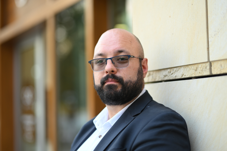 Paweł Rzewuski przed siedzibą Polskiej Agencji Prasowej w Warszawie. Fot. PAP/Marcin Obara