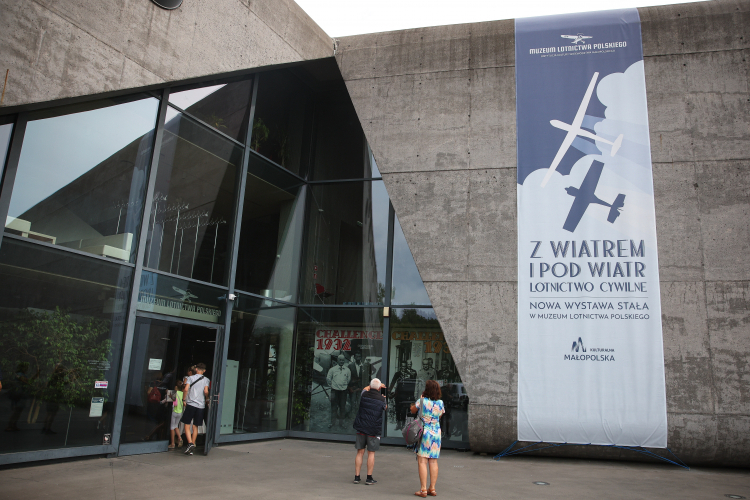 Wejście do krakowskiego Muzeum Lotnictwa Polskiego. Fot. PAP/Łukasz Gągulski