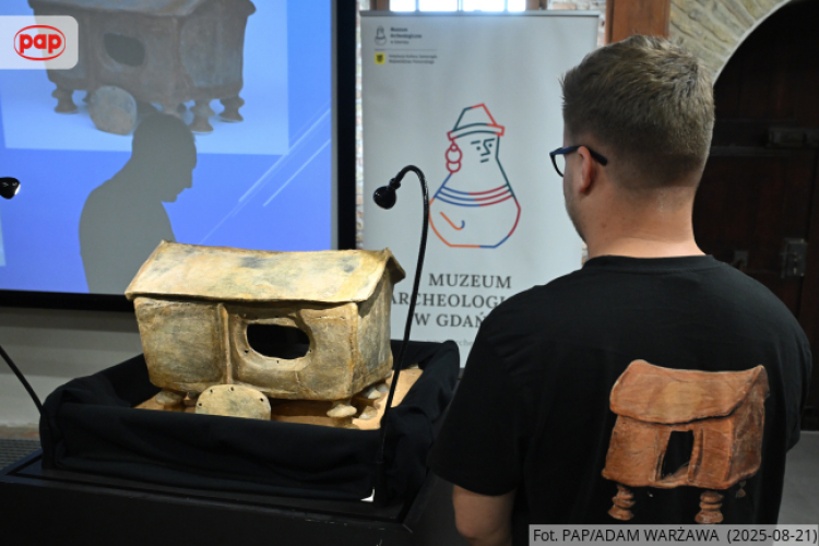 Urna domkowa z wczesnej epoki żelaza prezentowana w Muzeum Archeologicznym w Gdańsku. Fot. PAP/Adam Warżawa