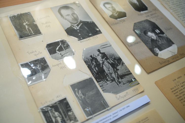 Prezentacja dokumentów z archiwum ppłk. Macieja Kalenkiewicza w Sali Tradycji Ordynariatu Polowego WP w Warszawie podczas uroczystości ich przekazania do zasobu Archiwum Akt Nowych. Fot. PAP/Marcin Obara