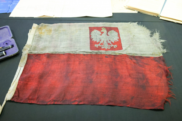 Bandera z okrętu sztabowego Flotylli Pińskiej ORP „Admirał Sierpinek” zaprezentowana w Wojskowym Biurze Historycznym. Fot. PAP/Albert Zawada