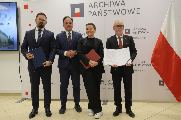 Minister kultury i dziedzictwa narodowego Marta Cienkowska, dyrektor Narodowego Archiwum Cyfrowego Piotr Zawilski, Naczelny Dyrektor Archiwów Państwowych Paweł Pietrzyk oraz przedstawiciel wykonawcy Marcin Baran podczas podpisania umowy o przebudowie części zabytkowego budynku przy ul. Rakowieckiej 2D na potrzeby nowej siedziby Narodowego Archiwum Cyfrowego,. Fot. PAP/Rafał Guz