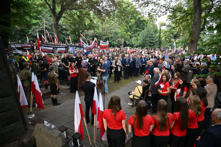 Uroczystości w 79. rocznicę śmierci Danuty Siedzikówny „Inki” i Feliksa Selmanowicza „Zagończyka” przy ich grobach na Cmentarzu Garnizonowym w Gdańsku. Fot. PAP/Marcin Gadomski