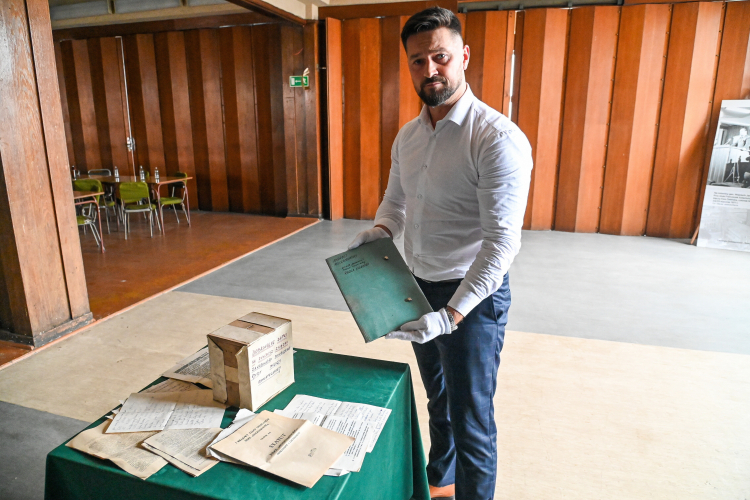 Kierownik Wydziału Wystaw Stałych w Centrum Solidarności „Stocznia” Paweł Domański prezentuje pamiątki ze strajku głodowego milicjantów z grudnia 1981 r., znalezione w pomieszczeniach technicznych historycznej świetlicy Stoczni Szczecińskiej. Fot. PAP/Marcin Bielecki
