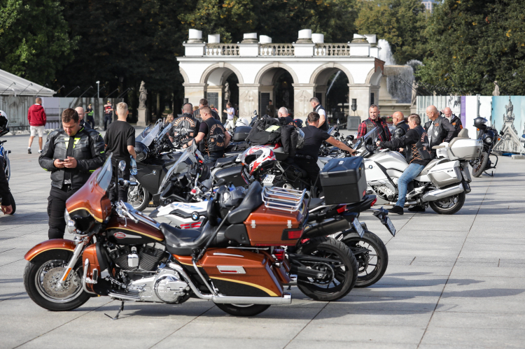 Uczestnicy 1. Mundurowego Rajdu Motocyklowego „Szlakiem Historii - Bohaterowie '39” przed Grobem Nieznanego Żołnierza na pl. Marszałka Józefa Piłsudskiego w Warszawie. Fot. PAP/Tomasz Gzell