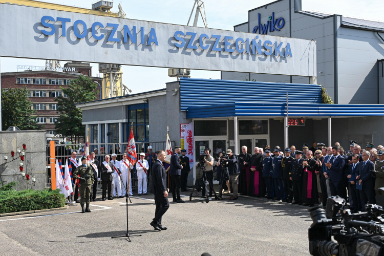 Prezydent RP Karol Nawrocki (C) przed bramą Stoczni Szczecińskiej na obchodach 45. rocznicy podpisania Porozumień Sierpniowych i powstania NSZZ „Solidarność”. Fot. PAP/Marcin Bielecki