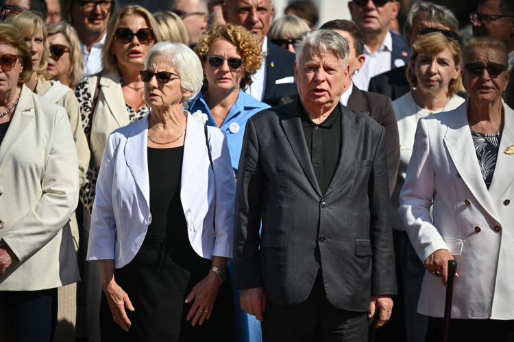 Senator KO Bogdan Borusewicz (drugi od prawej) i Danuta Wałęsa (druga od lewej) podczas uroczystości pod bramą Stoczni Gdańskiej w 45. rocznicę podpisania Porozumień Sierpniowych. Fot. PAP/Marcin Gadomski