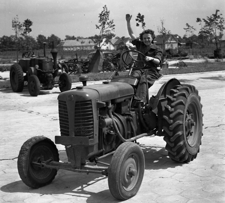 Polska 1955 r. „Kobiety na traktory”. Fot. PAP/CAF