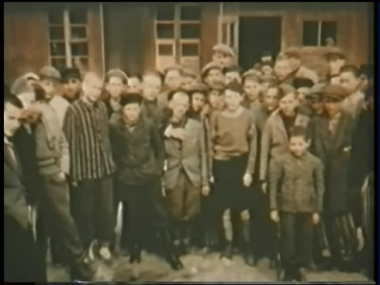 Klatka z filmu nakręconego przez Amerykanów po wyzwoleniu niemieckiego obozu koncentracyjnego Buchenwald. Źródło: de.wikipedia/domena publiczna