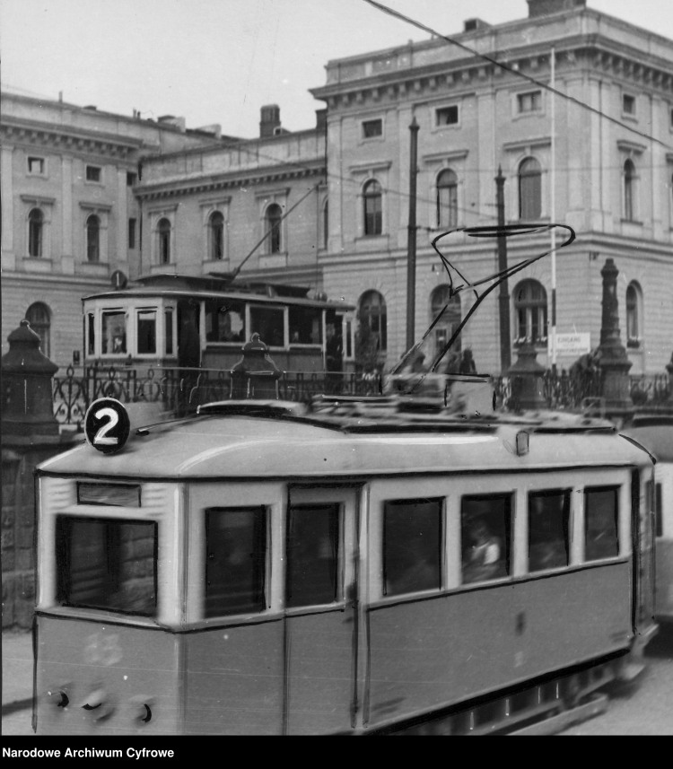 Tramwaje przed Dworcem Głównym w Krakowie, 1942 r. /NAC