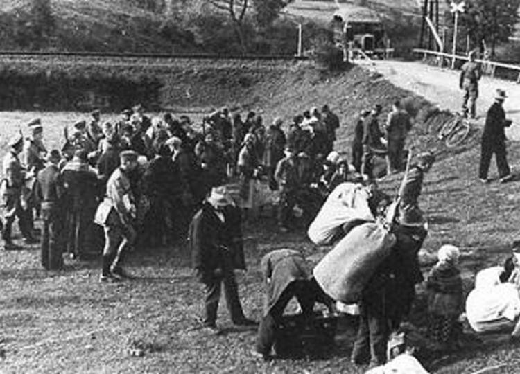 Polacy wysiedlani ze wsi Dolna Sól w 1940 w czasie Aktion Saybusch. Fot. Saybusch Aktion. OKŚZpNP, Katowice. Fronda.pl, Public domain, via Wikimedia Commons