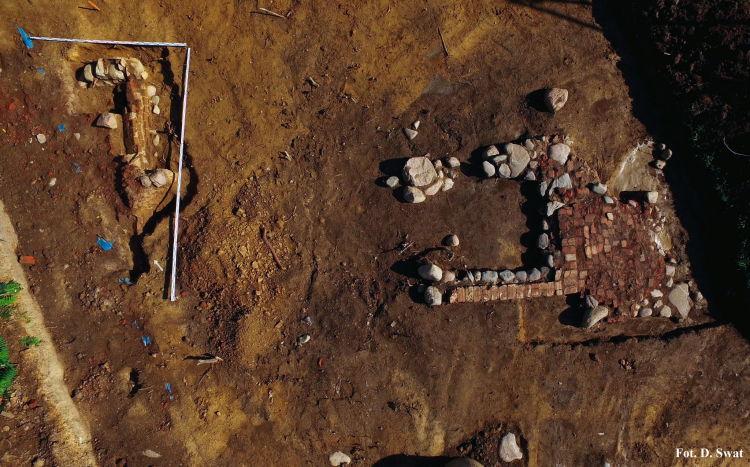 Wstępne badania archeologiczne ukazały fragmenty murów, pomieszczenia i prawdopodobnie sklepienia piwnicy z okresu średniowiecza. Fot. Facebook/Michał Kontraktowicz Wójt Gminy Stawiguda/D.Swat