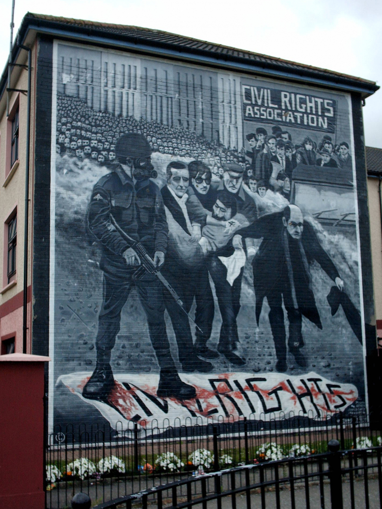 Mural w Derry powstały dla upamiętnienia 25. rocznicy Krwawej Niedzieli. Fot. Keith Ruffles, CC BY 3.0 <https://creativecommons.org/licenses/by/3.0>, via Wikimedia Commons