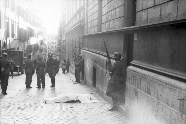Rzym, Włochy, 23 marca 1944 r. Niemieccy i faszystowscy żołnierze republikańscy na via Rasella po śmiertelnym ataku partyzantów na niemiecki batalion „Bolzano”, złożony z etnicznych Niemców. Zwłoki leżące na ulicy mogły należeć do jednego z cywilów zabitych podczas niemieckiej reakcji na atak. /Źródło: Wikipedia/Niemieckie Archiwum Federalne