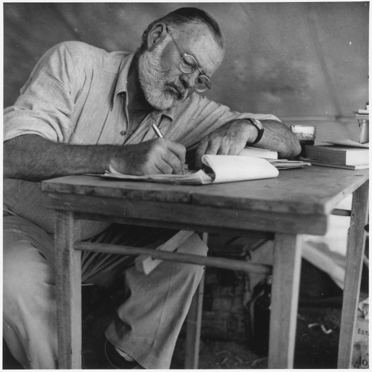Ernest Hemingway pisze w obozie w Kenii, około 1953 roku. Fot. National Archives and Records Administration, Public domain, via Wikimedia Commons