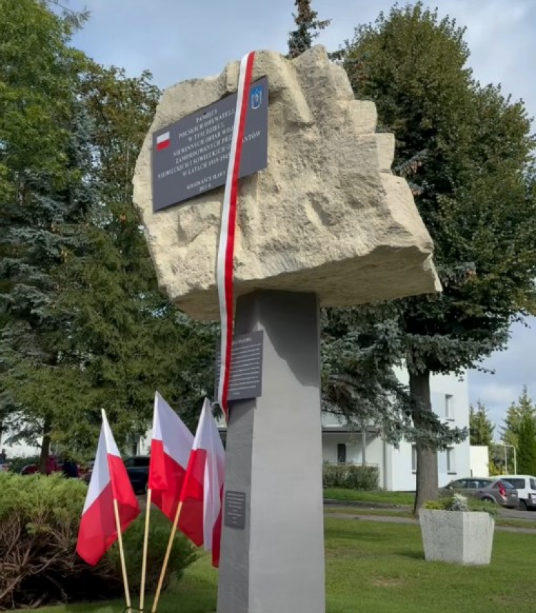 Odsłonięta w Iławie tablica. Fot. Facebook/Iława/screen