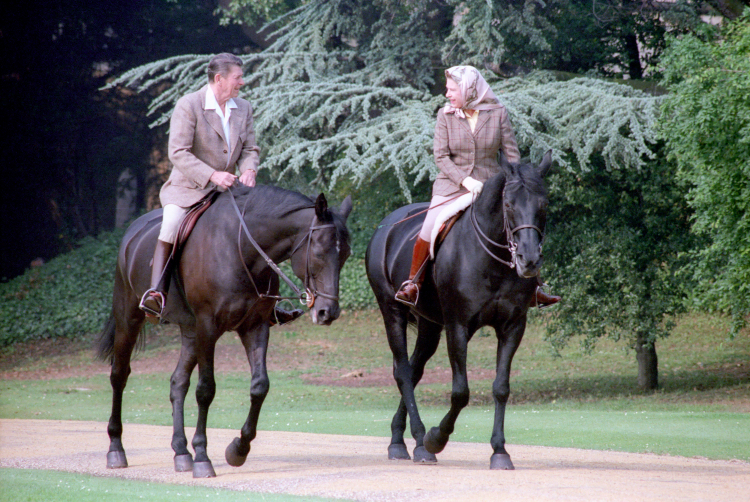 Prezydent Ronald Reagan z królową Elżbietą II podczas wizyty w Windsorze 8 czerwca 1982 r. Fot. Series: Reagan White House Photographs, 1/20/1981 - 1/20/1989Collection: White House Photographic Collection, 1/20/1981 - 1/20/1989, Public domain, via Wikimedia Commons