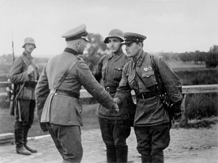 20 września 1939 roku. Oficerowie Wehrmachtu i Armii Czerwonej na linii demarkacyjnej. Zdjęcie zrobione przez nieznanego korespondenta wojennego TASS, opublikowane w piśmie „Krasnaja Zwiezda”. Źródło: en.wikipedia. 