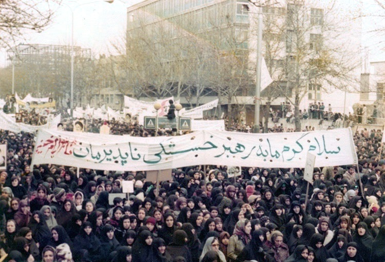Demonstracja popierająca Chomeiniego, Teheran, grudzień 1978 r. Fot. iichs.ir (Unknown photographer), Public domain, via Wikimedia Commons