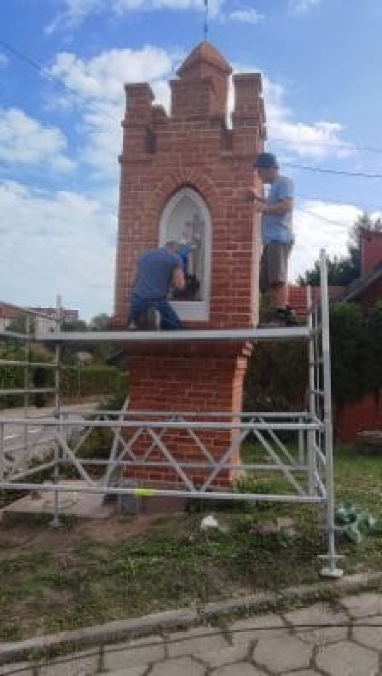 Odnawianie kapliczki przy ul. Ostródzkiej w Gietrzwałdzie. Fot. Facebook/Gmina Gietrzwałd - Urząd Gminy w Gietrzwałdzie