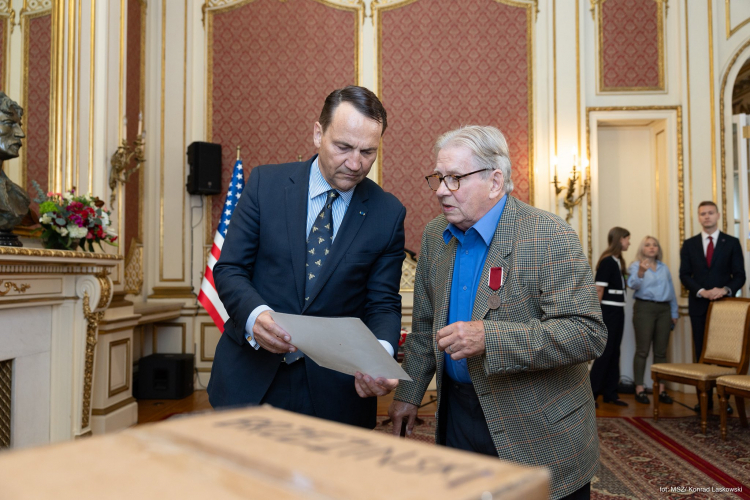 Radosław Sikorski, minister spraw zagranicznych, przyjął w Nowym Jorku od Wacława Godziemby-Maliszewskiego "archiwum katyńskie". Fot. xcom/sikorskiradek