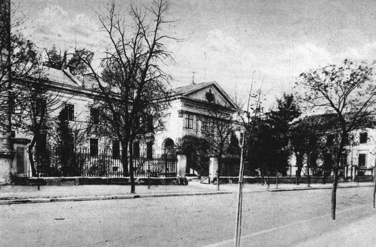 Siedziba Ossolineum w dawnym klasztorze i kościele ss. karmelitanek trzewiczkowych przy ul. Ossolińskich we Lwowie. Fot. PAP/CAF-reprodukcja