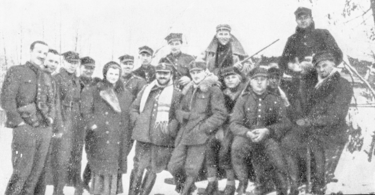 Okolice Tomaszowa Mazowieckiego, przełom 1939/40 r. Oddział mjr Henryka Dobrzańskiego „Hubala” był jedyną jednostką polską, która nie zaprzestała walki po klęsce wrześniowej. Nz. Oddział Hubalczyków. W środku w białym szaliku mjr Hubal. Fot. PAP/CAF
