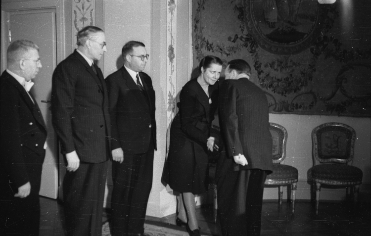 Artyści z ZSRR u Bolesława Bieruta w 1947 r. Trzeci od lewej Lew Oborin, zwycięzca I Konkursu Chopinowskiego w 1927 r. Fot. PAP/CAF