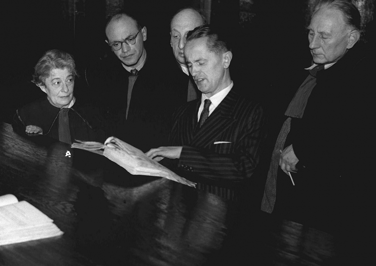 Kazimierz Moczarski (z aktami w ręku) w trakcie swojego procesu rehabilitacyjnego. Fot. PAP/Wojciech Kondracki