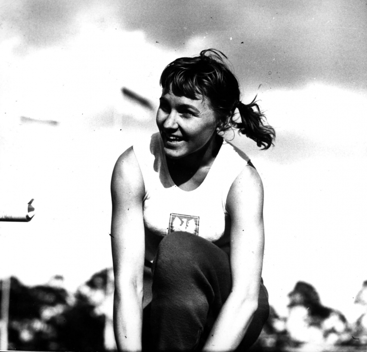 Jarosława Jóźwiakowska podczas międzynarodowego spotkania lekkoatletycznego kobiet Polska - NRD, Bydgoszcz, wrzesień 1959 r. Fot. PAP/CAF Zbigniew Matuszewski