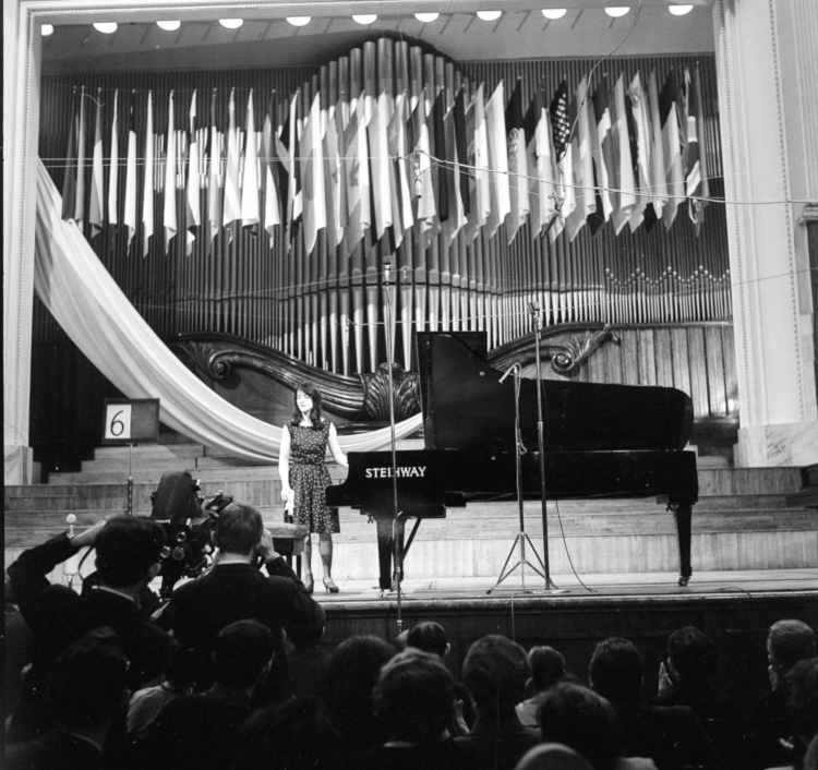 VII Międzynarodowy Konkurs Chopinowski w Warszawie. Przesłuchania III etapu - Marta Argerich z Argentyny. Fot. PAP/CAF-Stanisław Dąbrowicki