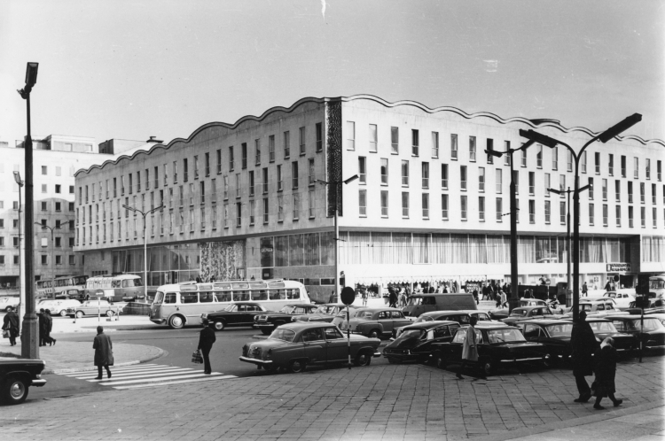 Dom Chłopa - hotel w Warszawie zbudowany według projektu Bohdana Pniewskiego (stan z 1969 r.). Fot. PAP/CAF