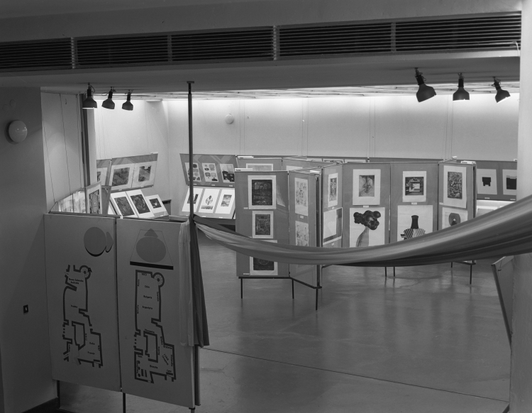 Ekspozycja wystawy pokonkursowej III Międzynarodowego Biennale Grafiki w galerii Biura Wystaw Artystycznych Bunkier Sztuki, Kraków 1970 r. Fot. PAP/Jakub Grelowski