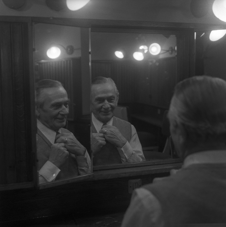 Mieczysław Fogg w garderobie przy Sali Kongresowej w PKiN w Warszawie w 1974 r. Fot. PAP/Zbigniew Wdowiński
