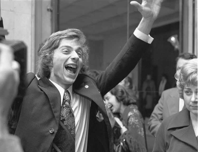 Krystian Zimerman po ogłoszeniu wyników Konkursu Chopinowskiego w Warszawie w 1975 r. Fot. PAP/Jan Morek