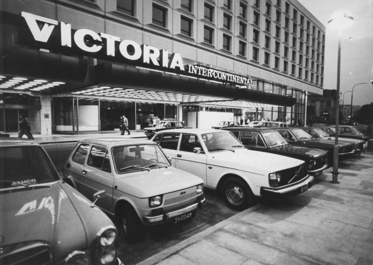 Hotele Victoria Intercontinental, ul. Królewska w Warszawie, grudzień 1976 r. Fot. PAP/Mariusz Szyperko