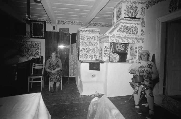Zalipie 1981. Zapis socjologiczny. Cykl: ludzie we wnętrzach. Dom państwa Trelów. Fot. PAP/Zofia Rydet