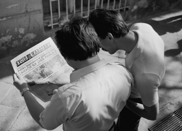 Mężczyźni czytają dziennik „Życie Warszawy” (wyd. z 14 maja 1981 r.), informujący na pierwszej stronie o zamachu na życie papieża Jana Pawła II, do którego doszło 13 maja na placu św. Piotra w Rzymie. Fot. PAP/Afa Pixx/Zenon Żyburtowicz