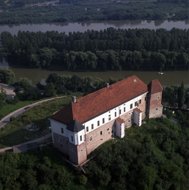 Zamek królewski, wzniesiony na skarpie wiślanej przez Kazimierza III Wielkiego, rozbudowany w XVI w. Od 1986 w zamku mieści się Muzeum Zamkowe w Sandomierzu. Fot. PAP/Ireneusz Sobieszczuk Leszek Wróblewski
