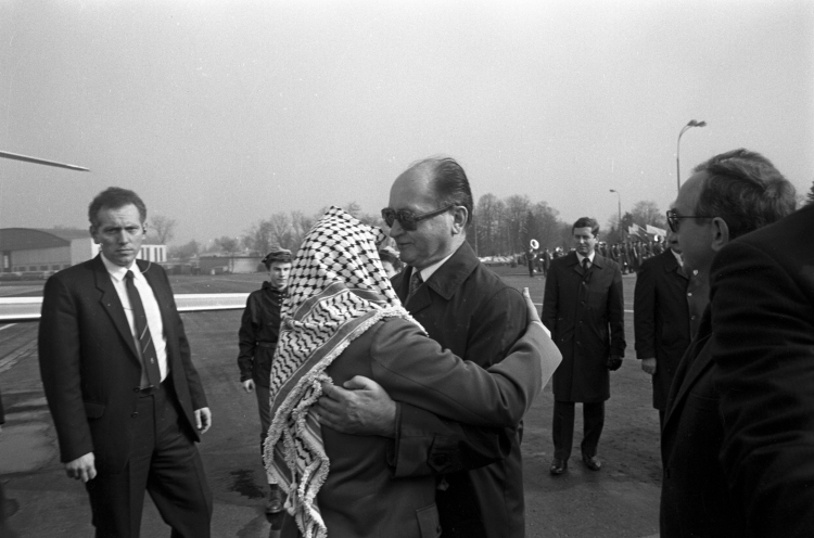 Polska uznała Deklarację Niepodległości Palestyny, ogłoszoną przez Palestyński Kongres Narodowy w Algierze 15 listopada tego samego roku. Na zdjęciu Warszawa, wizyta przywódcy Organizacji Wyzwolenia Palestyny (OWP) Jasera Arafata w Polsce (10-11.04.1989 r.). Powitanie na lotnisku Okęcie; centralnie Jaser Arafat i I sekretarz KC PZPR, przewodniczący Rady Państwa, generał Wojciech Jaruzelski (w okularach). Fot. PAP/Grzegorz Rogiński