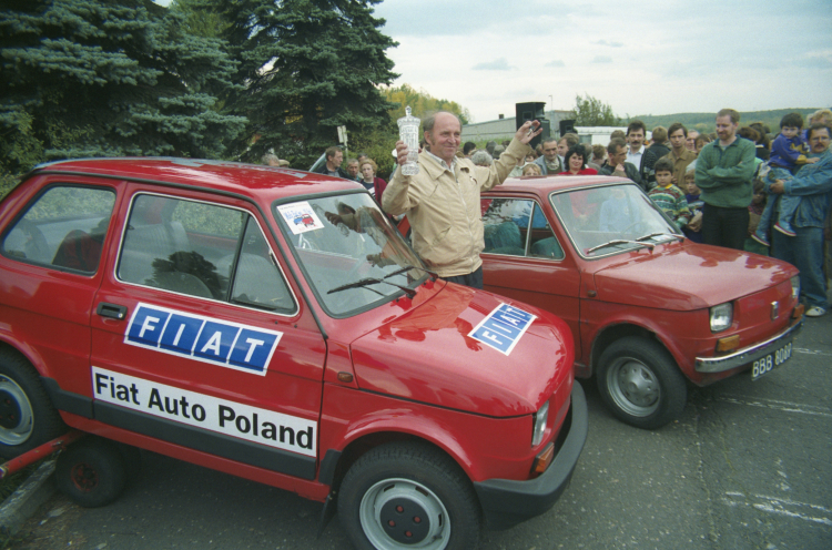 Zlot miłośników i użytkowników samochodów Fiat 126p w dwudziestą rocznicę produkcji modelu, 10 września 1993 r. Na zdjęciu: zwycięzca Alfred Linchard z Oświęcimia obok nagrody i swojego malucha. Fot. PAP/Stanisław Jakubowski