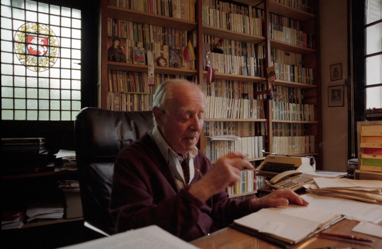 Maisons-Laffitte pod Paryżem 1997. Redaktor naczelny miesięcznika „Kultura” Jerzy Giedroyć w siedzibie Instytutu Literackiego przy Avenue de Poissy 91, gdzie mieszkał od 1954 r. Fot. PAP/Jerzy Ruciński