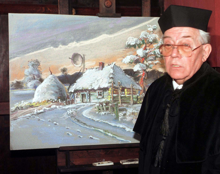Prof. Wiktor Zin w 1998 r. otrzymał tytuł doktora honoris causa Politechniki Krakowskiej, swojej macierzystej uczelni. Wykład zakończył, rysujac chałupę drwala z anteną satelitarną. Fot. PAP/CAF Jacek Bednarczyk