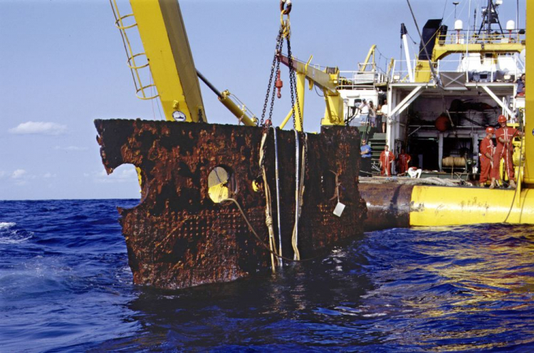 Ekipie poszukiwawczej, badającej wrak transatlantyka "Titanic", który zatonął w 1912 r., udało się w 1992 r. wydobyć na powierzchnię oceanu duży fragment kadłuba statku. Wydobyta część rufy, o wymiarach około sześciu i pół na cztery metry i wadze około 20 ton, znajdowała się w odległości około 16 km od reszty wraku. Fot. PAP/EPA
