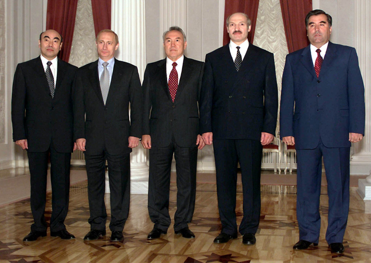 Prezydenci krajów powstałych po rozpadzie ZSRR: Kirgistanu - Askar Akajew, Rosji - Władimir Putin, Kazachstanu - Nursułtan Nazarbajew, Białorusi - Aleksandr Łukaszenka i Tadżykistanu Emomali Rachmonow w 2000 r. Fot. PAP/EPA/ITAR-TASS