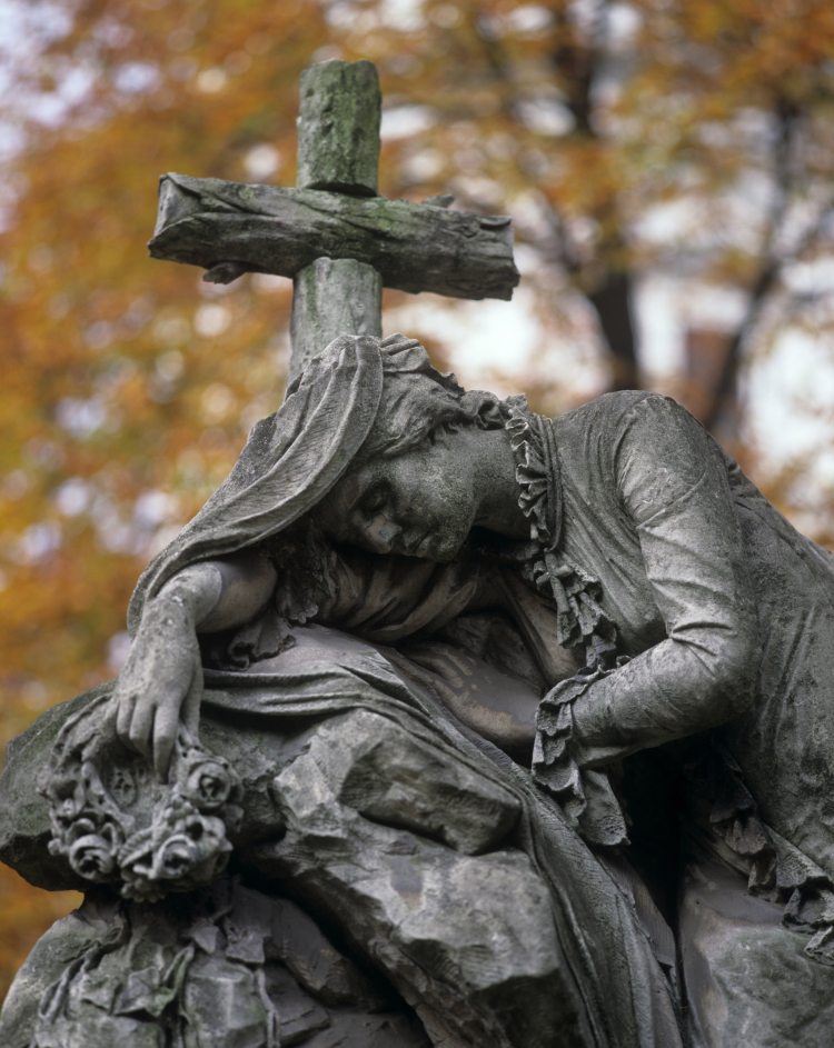 Rzeźba nagrobna na Starych Powązkach w Warszawie. Fot. PAP/Jan Morek