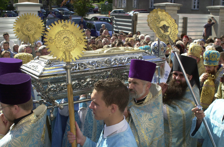 Prawosławne uroczystości związane z rocznicą przeniesienia z Grodna na Białorusi do Białegostoku relikwii Męczennika Gabriela, 2003 r. Fot. PAP/Leon Stankiewicz