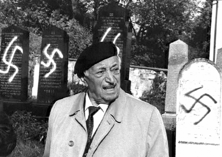 Szymon Wiesenthal na żydowskim cmentarzu w Eisenstadt w Austrii, z października 1992 roku. Fot. PAP/EPA/DSK