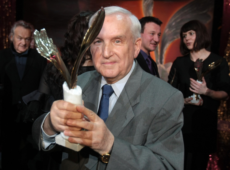 Jerzy Wójcik (w 2009 roku) jako laureat filmowej nagrody Orły - za całokształt twórczości. Fot. PAP/Leszek Szymański